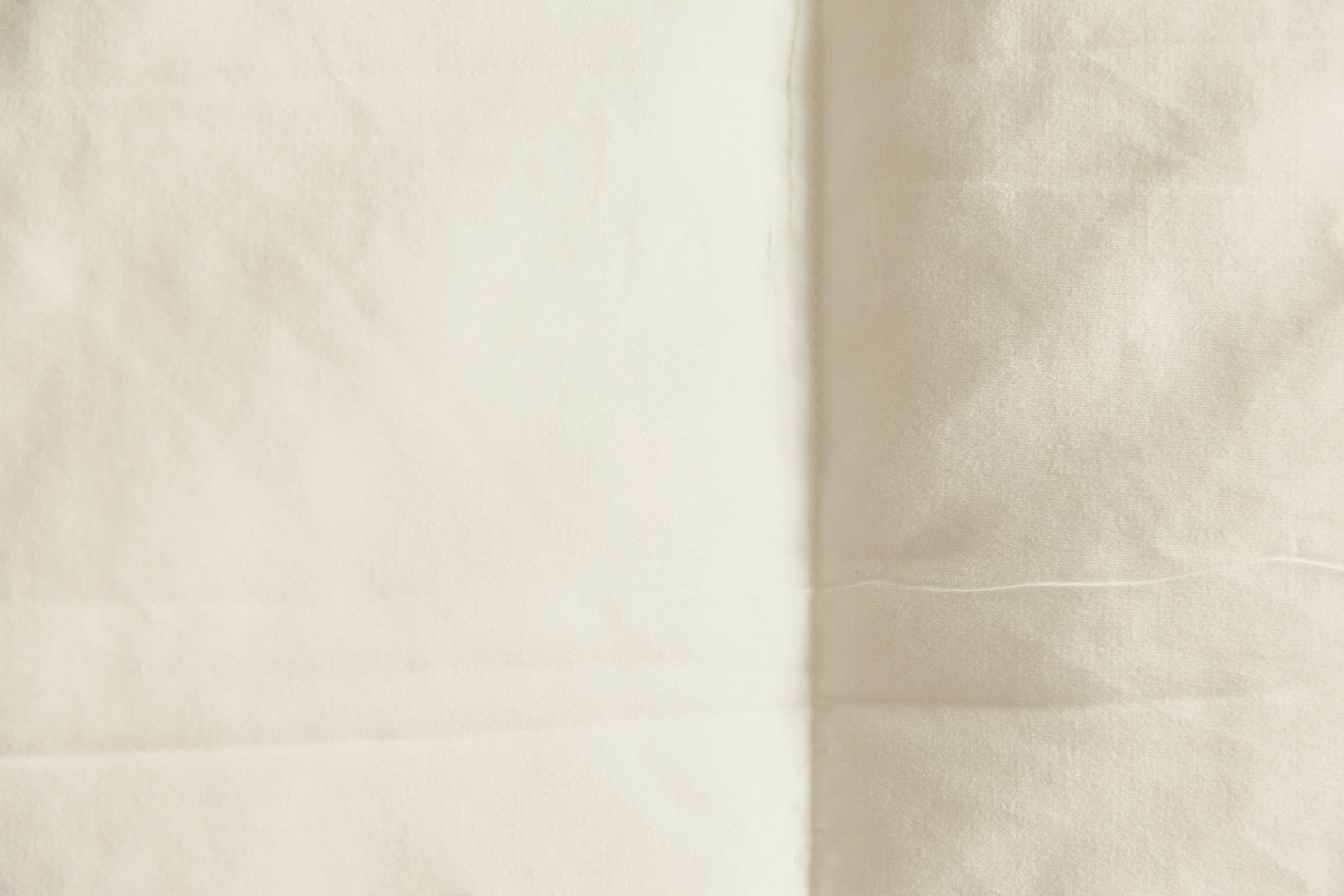 Accoudoir de canapé en tissu clair, fibres nettes en gros plan