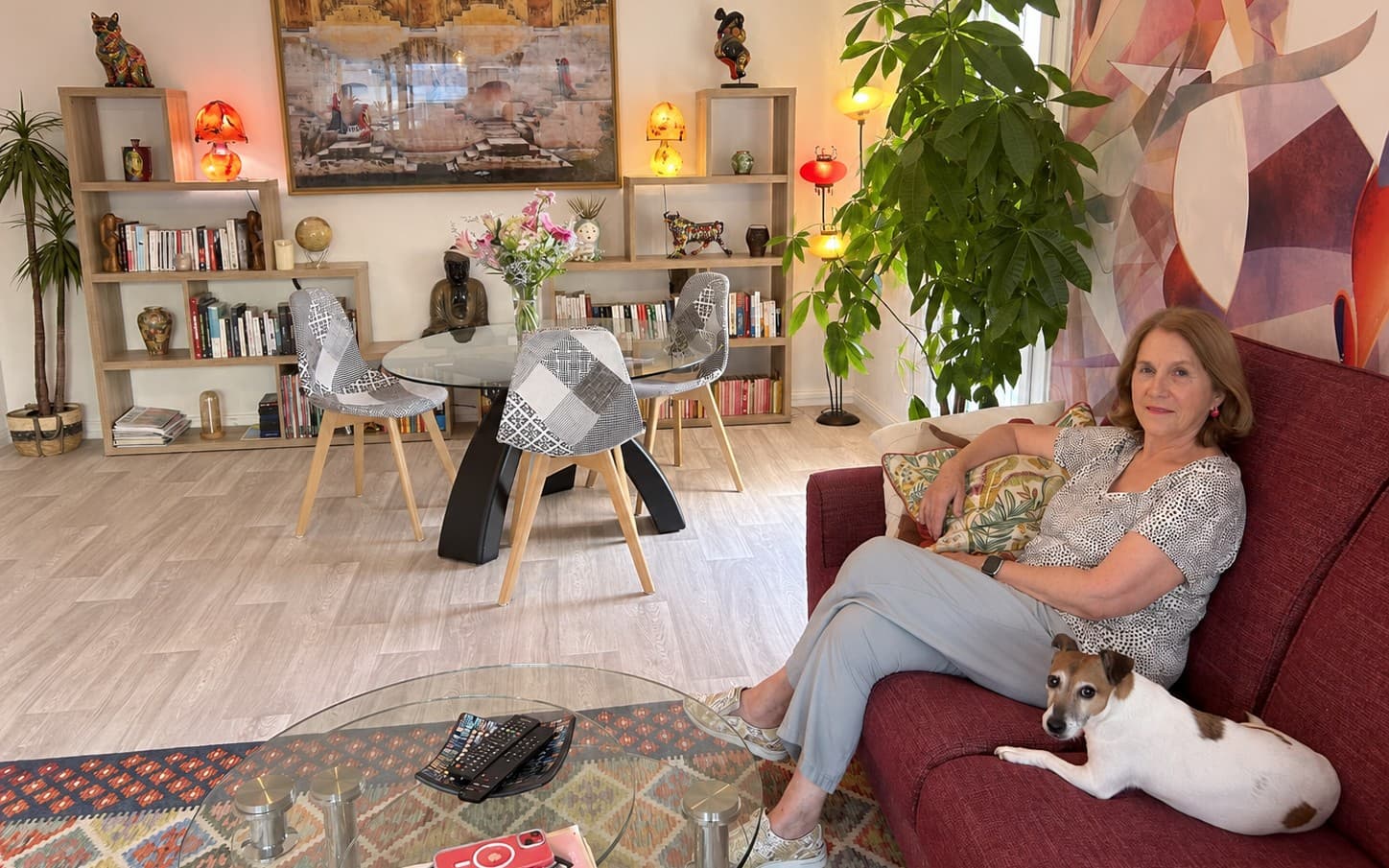 Cliente retraitée installée sur son canapé avec son chien