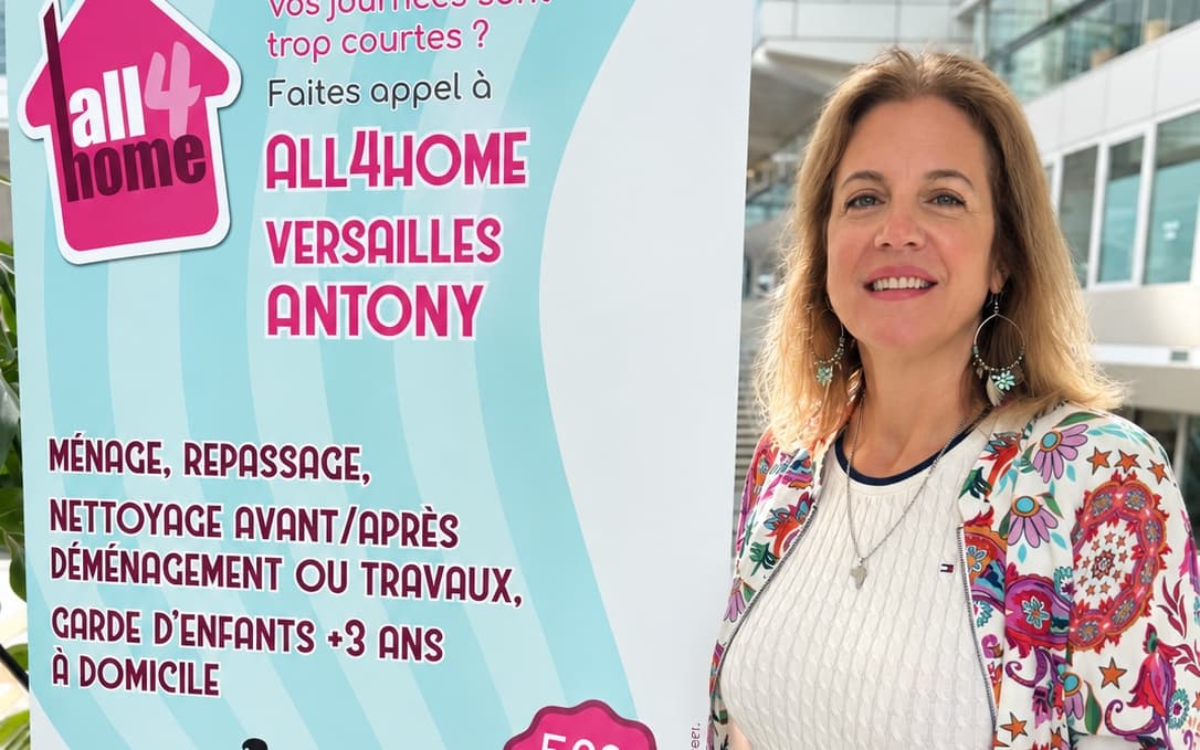 Alexandra Guyon à côté du kakémono All4home Versailles Antony