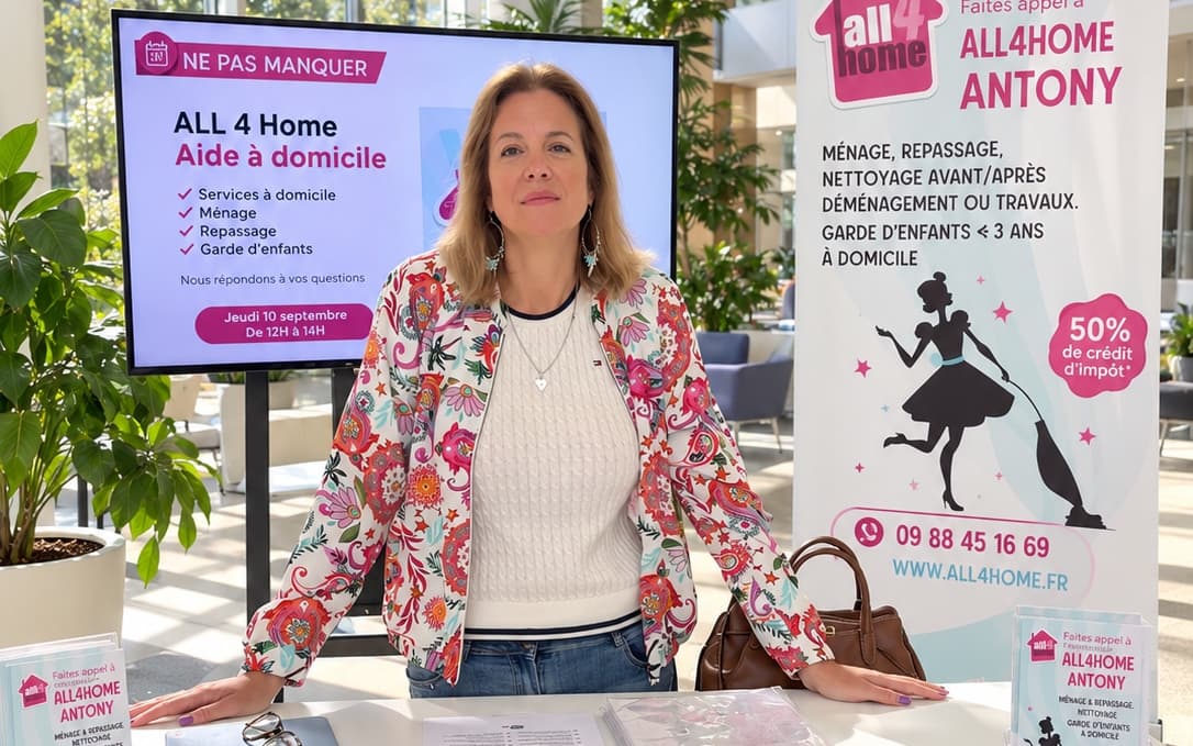 Alexandra Guyon derrière le stand All4home Antony, au Technocentre Renault